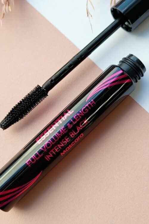 Dark Bloom A Goddess look that gives a bold, precise definition.