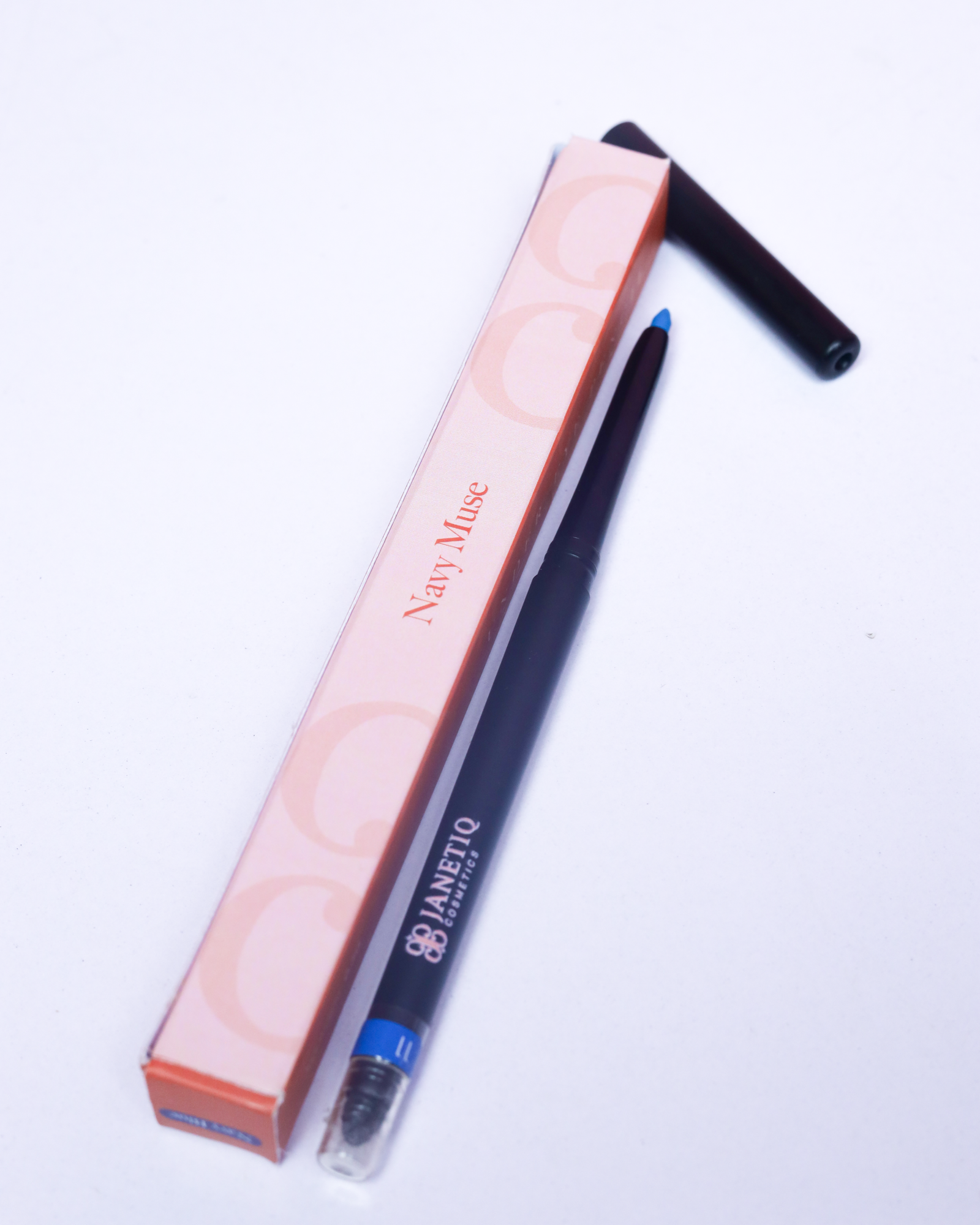 <strong>Navy muse Eye Liner </strong><br> A goddess look that gives a bold, precise definition.