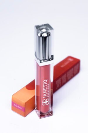 <strong>Blush Siren Lip Matte </strong><br> Soft, flirtatious, but with a statement-making glow.